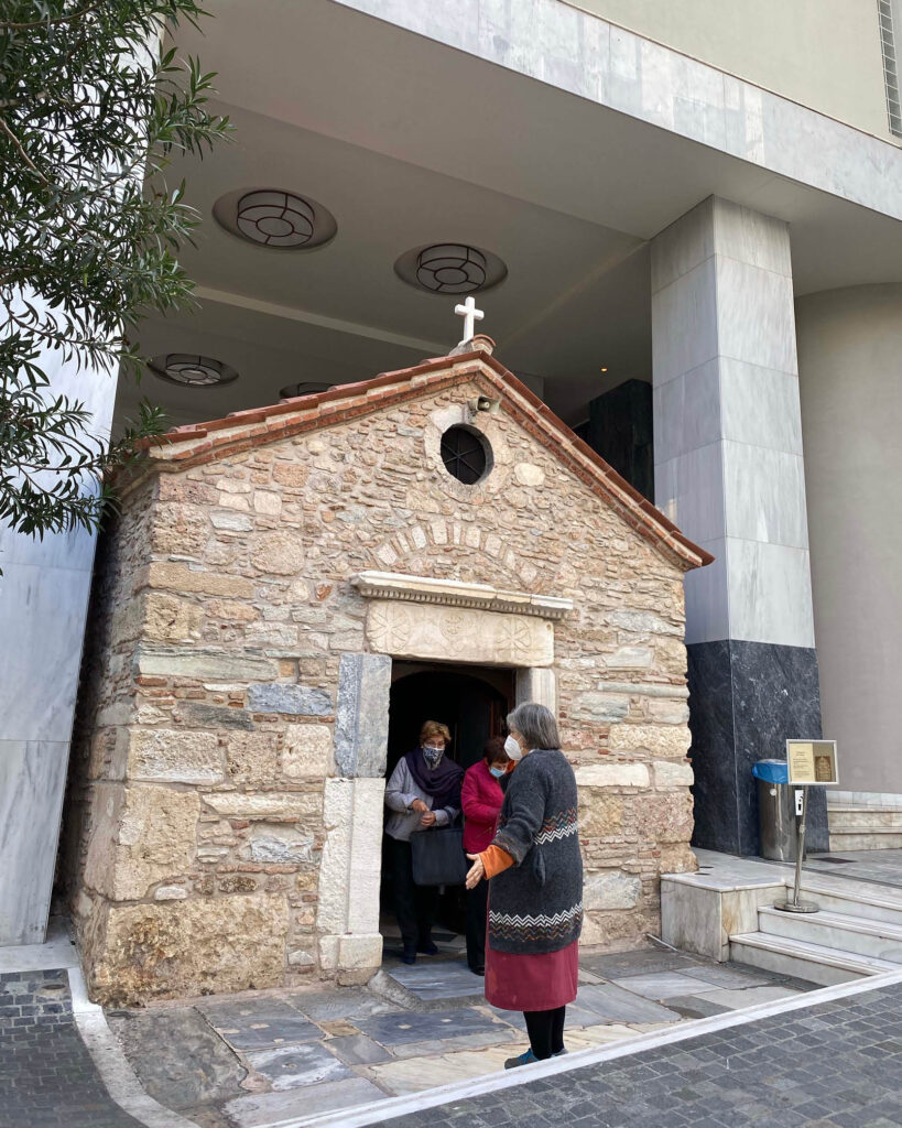 בית תפילה קטן באמצע רחוב חדש, אתונה יוון